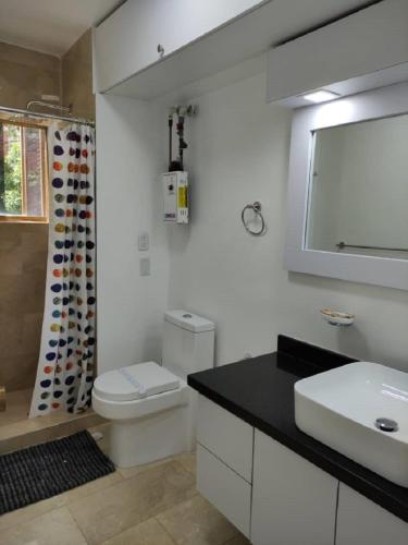 Baño, apartosuite Sabana Grande in Parroquia El Recreo