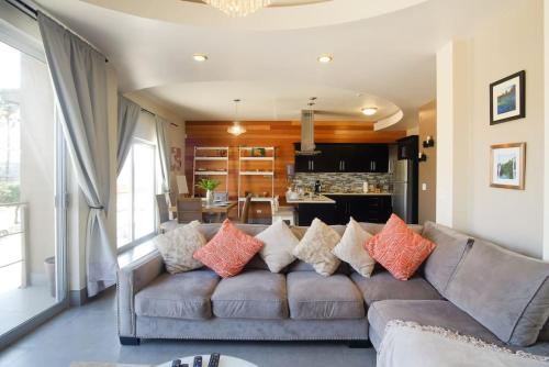 Casa Todos Santos with Gated Parking at Casas Sanblu in 恩森那達