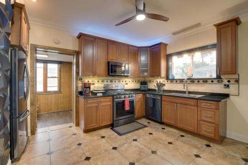 13 Mi to Dtwn Chicago Maywood Home with Fireplace in Maywood, USA