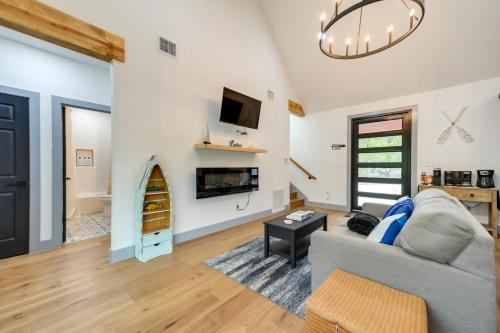 Modern Canyon Lake Getaway with Hot Tub and Fire Pit! in Canyon Lake, USA