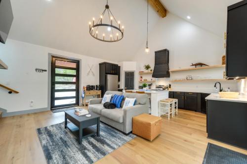 Modern Canyon Lake Getaway with Hot Tub and Fire Pit! in Canyon Lake, USA