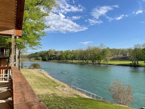 . The Hawks Nest Cabin on Current River in Doniphan