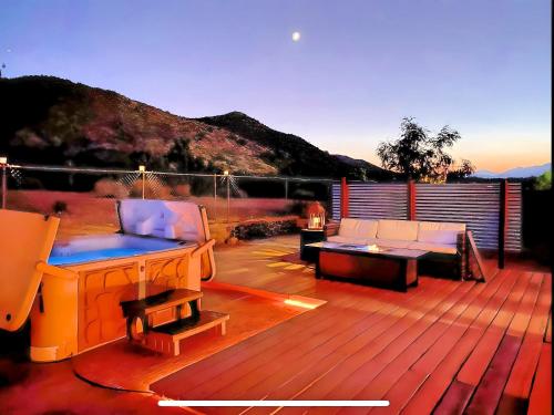 B&B Yucca Valley - JT's Star Catcher Cabin - HOT TUB - Bed and Breakfast Yucca Valley