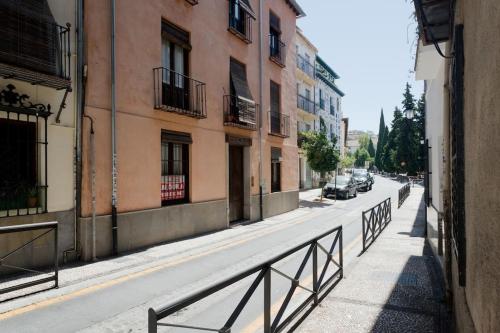 Central, near the Alhambra, quiet and autentic! Central, near the Alhambra, quiet and autentic!