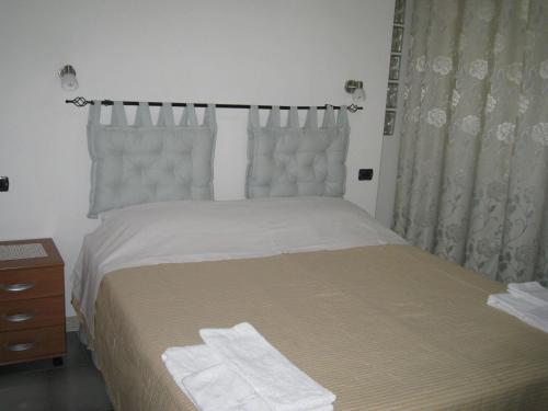 1 queen bed, 1 sofa bed