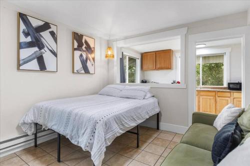 . Unit 7: Updated downtown 1 bedroom!