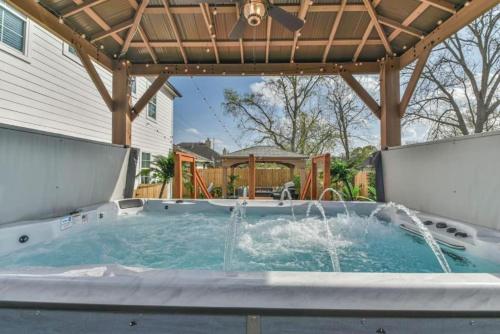 Inter-connected Duplex 8br Sleeps 22 Swim Spa in Houston, USA
