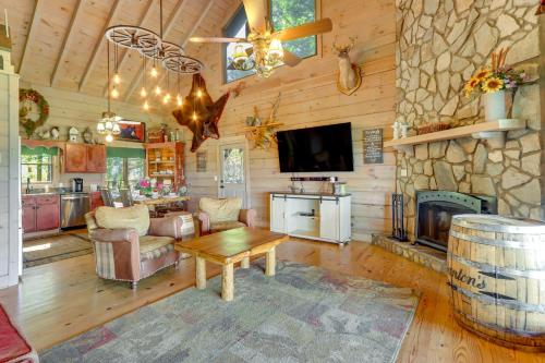 Cozy Cherry Log Cabin with Hot Tub and Mountain Views! in Cherry Log, USA