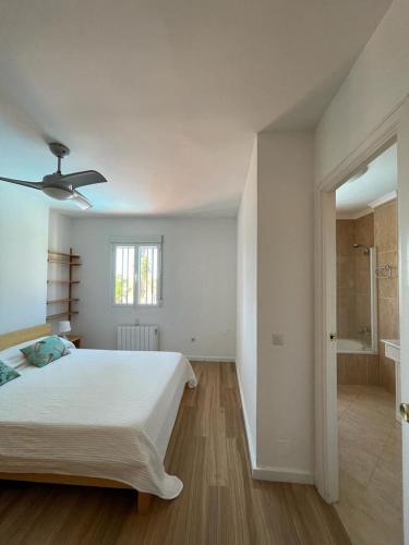 Chalet en primera línea de una planta con piscina privada y acceso directo a la playa Chalet en primera línea de una planta con piscina privada y acceso directo a la playa