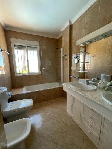 Chalet en primera línea de una planta con piscina privada y acceso directo a la playa Chalet en primera línea de una planta con piscina privada y acceso directo a la playa