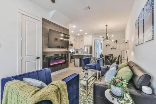 Inter-connected Duplex 8br Sleeps 22 Swim Spa in Houston, USA