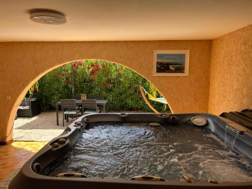 Bas de villa indépendant avec espace jacuzzi privé - Location saisonnière - Le Lavandou