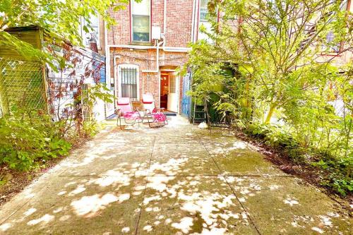 Bright, airy, luxe hideaway”w” private backyard