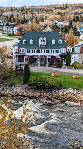 B&B Saint-Siméon - La Gentilhommière Motel et Suite A Vue sur Mer - Bed and Breakfast Saint-Siméon