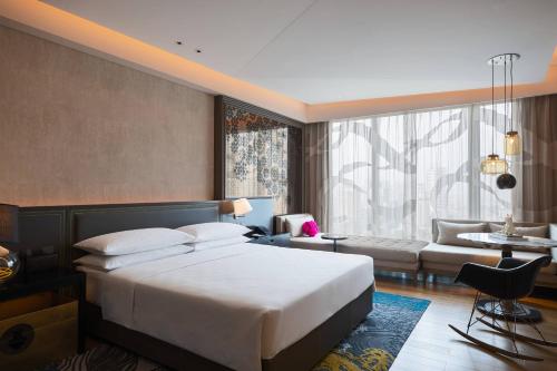 Deluxe Guest Room with King Bed image 2