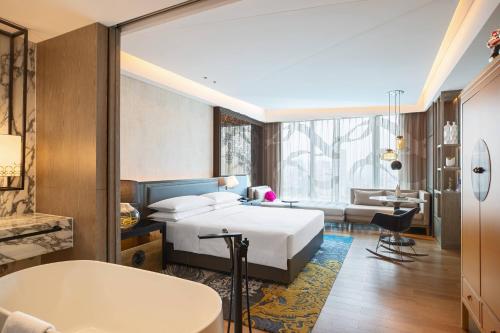 Deluxe Guest Room with King Bed image 4