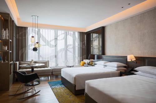 Deluxe Guest Room With Twin Beds image 2