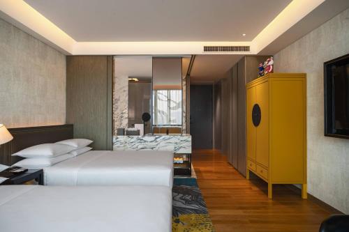 Deluxe Guest Room With Twin Beds image 3
