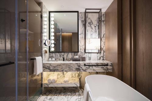 Deluxe Guest Room with King Bed room in Renaissance Hangzhou Northeast Hotel