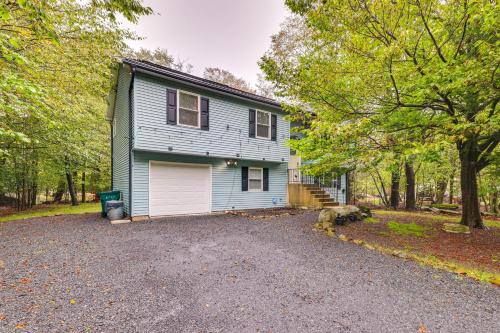 Tobyhanna Vacation Home with Hot Tub and Game Room in Tobyhanna, USA