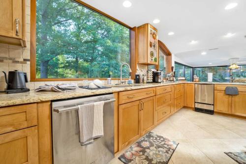 . 18 Acre Farm - Pickleball, Pond, Outdoor Kitchen