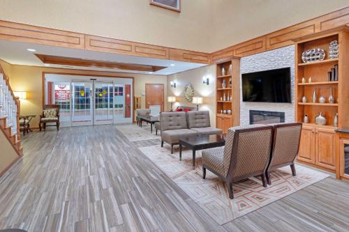 Best Western Plus Bradbury Inn and Suites