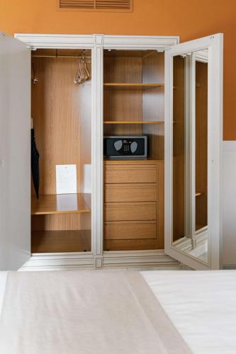 Classic Twin Room with One Extra Single Bed and City View - Non-Smoking image 6
