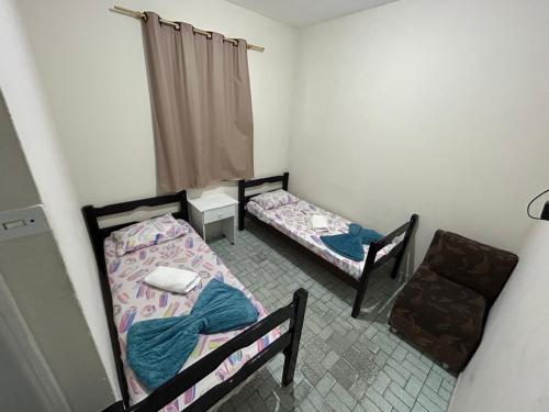 2 twin beds