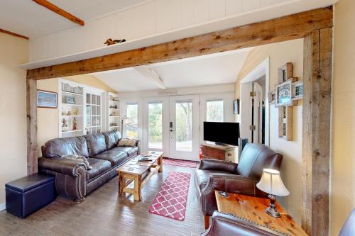Axis Oaks Guadalupe River Compound in Ingram, USA