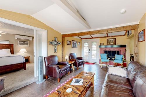 Axis Oaks Guadalupe River Compound in Ingram, USA