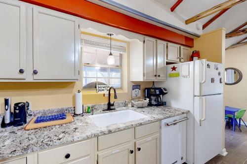 Axis Oaks Guadalupe River Compound in Ingram, USA