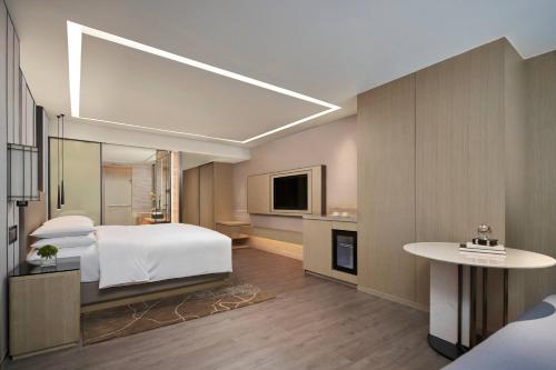 King Room with City View - Executive Lounge Access image 4