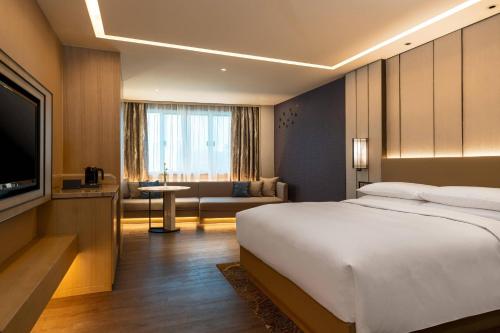 King Room with City View - Executive Lounge Access image 5