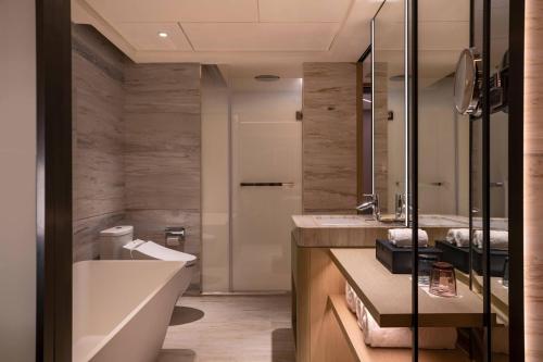 Double Room with Two Double Beds - Executive Lounge Access image 6