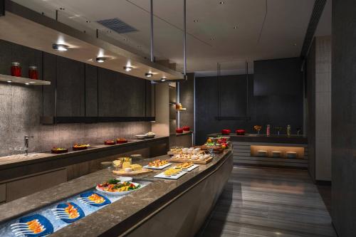 Double Room with Two Double Beds - Executive Lounge Access image 7
