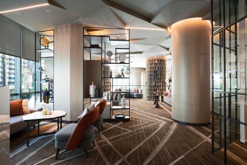 Double Room with Two Double Beds - Executive Lounge Access image 9