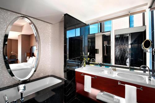 Superior Room with City View image 5