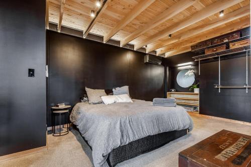 The Black Barn in 庫姆