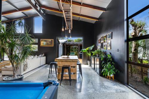 The Black Barn in 庫姆