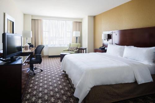 1 queen bed, 2 twin beds