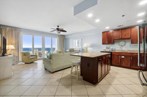 Laketown Wharf #1404 by Nautical Properties detail