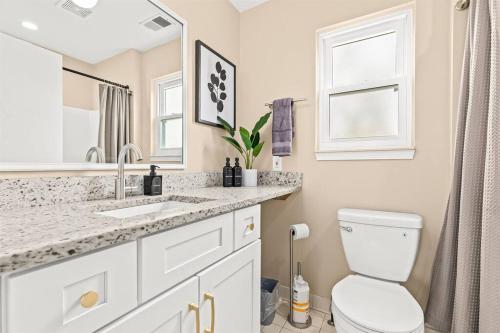 New! Cozy 1BR minutes from Downtown Roseville in Roseville, USA