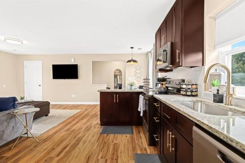 New! Cozy 1BR minutes from Downtown Roseville in Roseville, USA