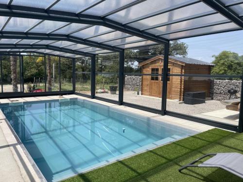 Gîte avec piscine chauffée et spa à Couzon - FR-1-489-483 (Gite avec piscine chauffee et spa a Couzon - FR-1-489-483) in Agonges