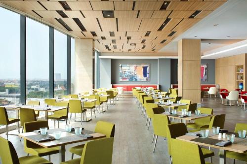 Restaurant, Four Points by Sheraton Surabaya, Tunjungan Plaza in Surabaya