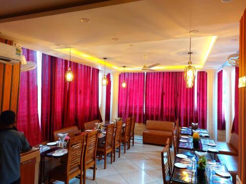 Restaurant, Hotel sunshine & restaurant in Purnia