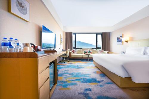 Deluxe King Room image 4