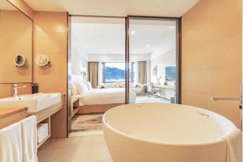 Deluxe King Room room in Hilton Lijiang