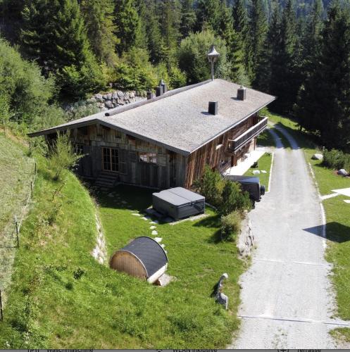 Luxury old wood mountain chalet in a sunny secluded location with gym, sauna & whirlpool - Accommodation - Scheffau am Wilden Kaiser