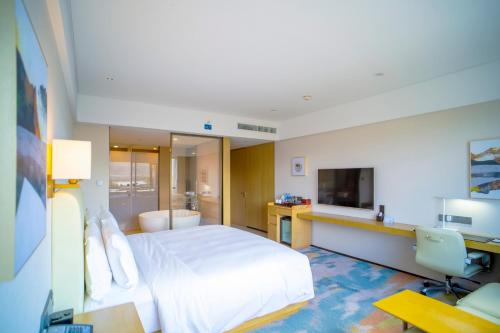 Deluxe King Room image 2